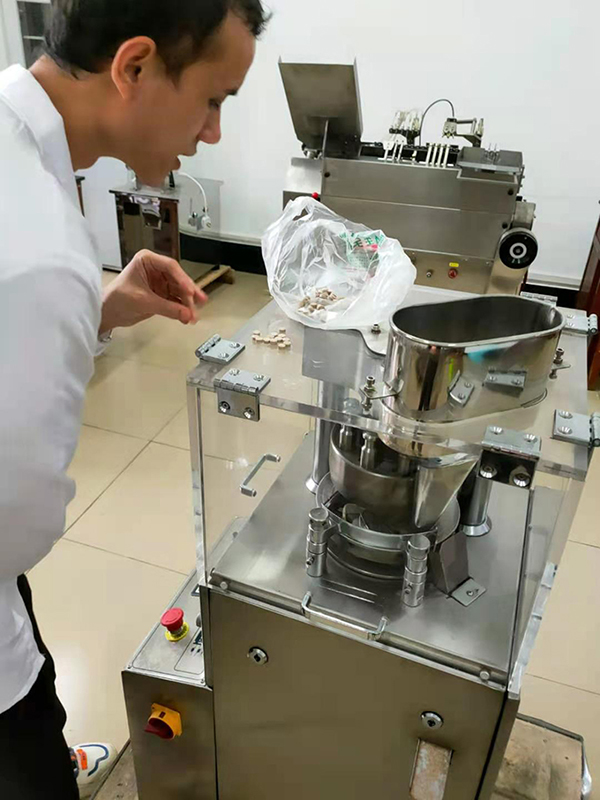 ZP-9壓片機1.jpg ZP-9壓片機1.jpg